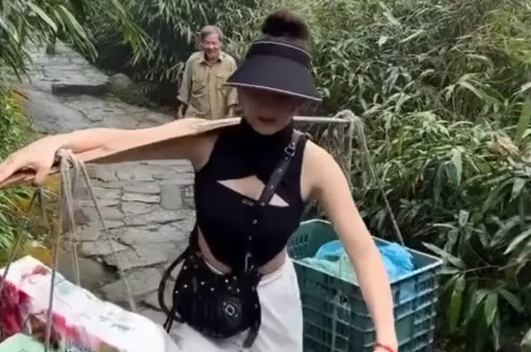 Hot girl xe tải xuất hiện phụ giúp người đàn ông thồ hàng trên núi Yên Tử nhưng dân mạng chỉ soi 1 chi tiết 'lạ'