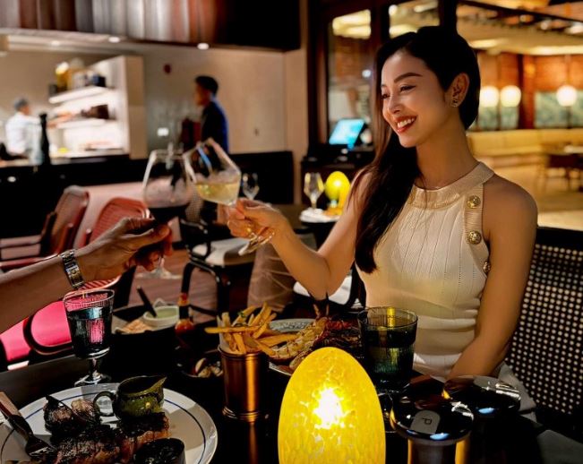 Chị em Việt áp lực ngắm 2 cô vợ "lên đồ" hẹn chồng: Jennifer Phạm quyến rũ, Huyền Baby như tiểu thư