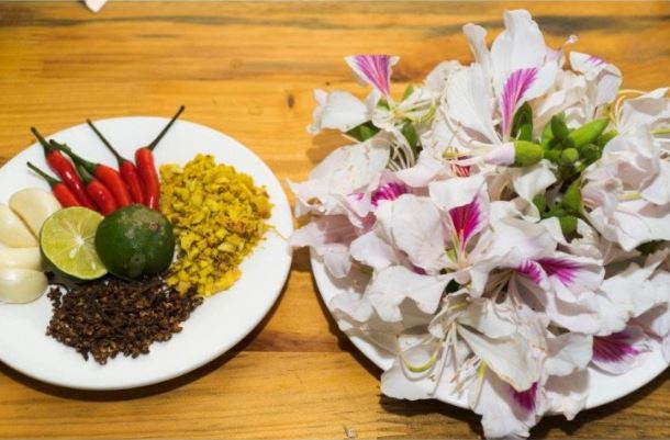 Loại hoa làm cảnh khoe sắc rực rỡ, nay thành món đặc sản lạ ở thành phố, bán trên chợ chung cư 150.000 đồng/kg