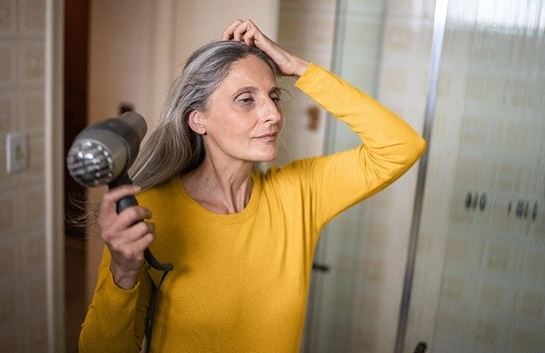 Tại sao con người lại rụng tóc thậm chí bị ‘hói’ khi già đi?