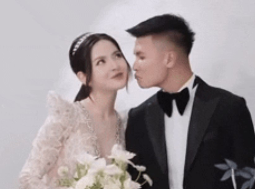 Lộ clip Quang Hải ngượng ngùng khi hôn Chu Thanh Huyền, nhưng sau cùng vẫn dành ánh mắt cực tình ngắm nửa kia