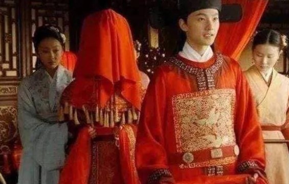 Ngày xưa, phụ nữ khi kết hôn mang theo một chiếc quan tài, bố mẹ chồng nhận được thì vui hơn là lấy tiền