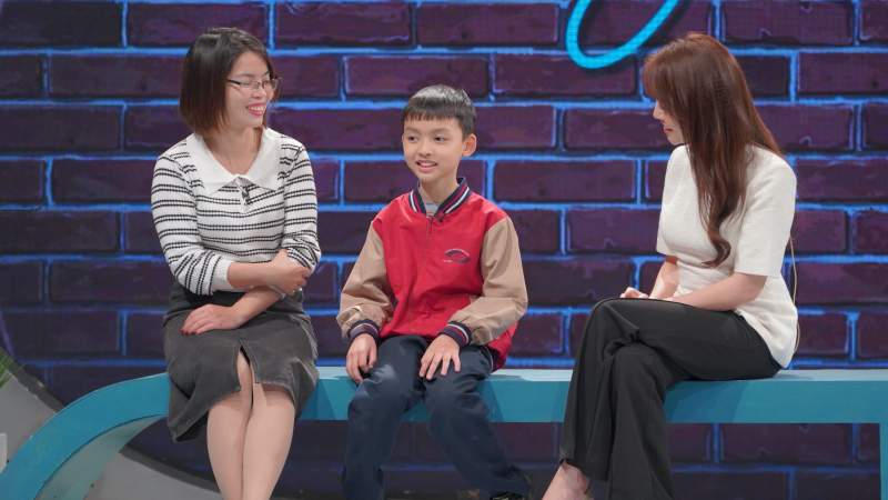 Người chị 10 năm cõng em tới trường giờ nuôi con khiếm thị