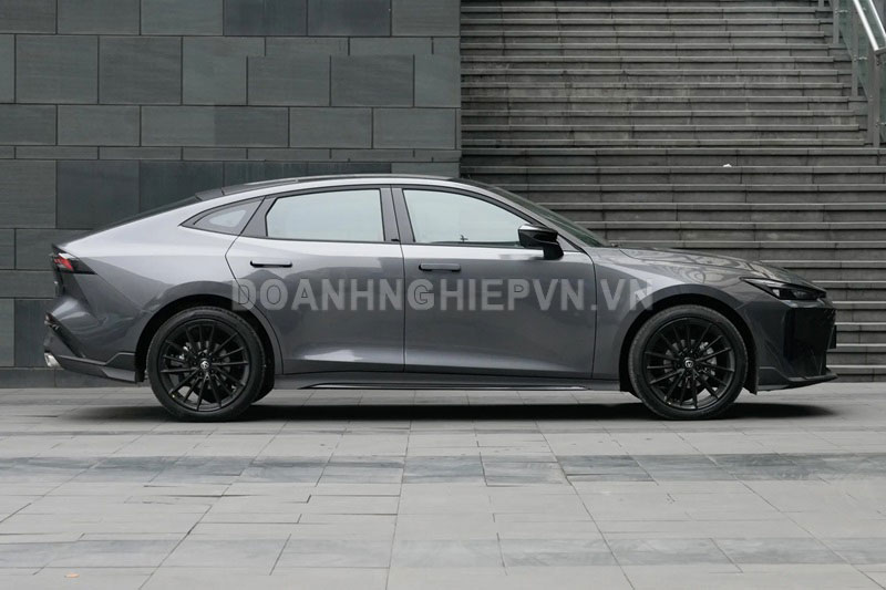 Xe sedan động cơ tăng áp, thiết kế đẹp mê ly, giá từ 355,5 triệu đồng