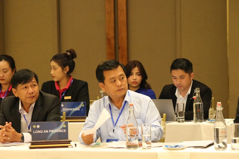 Ông Nguyễn Thành Thanh, Giám đốc Sở Văn hóa - Thể thao và Du lịch tỉnh Long An, trao đổi thông tin.