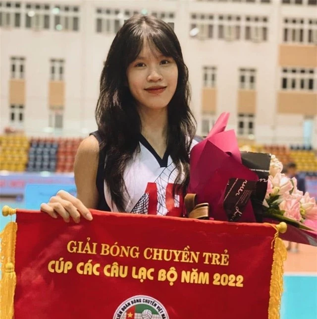 Xuất hiện hotgirl bóng chuyền 16 tuổi cao 1m83 hơn cả hoa khôi Kim Huệ - Ảnh 1.