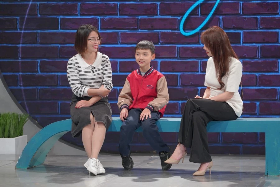 Chị Trần Thị Xuân và con trai trong chương trình Trạm yêu thương