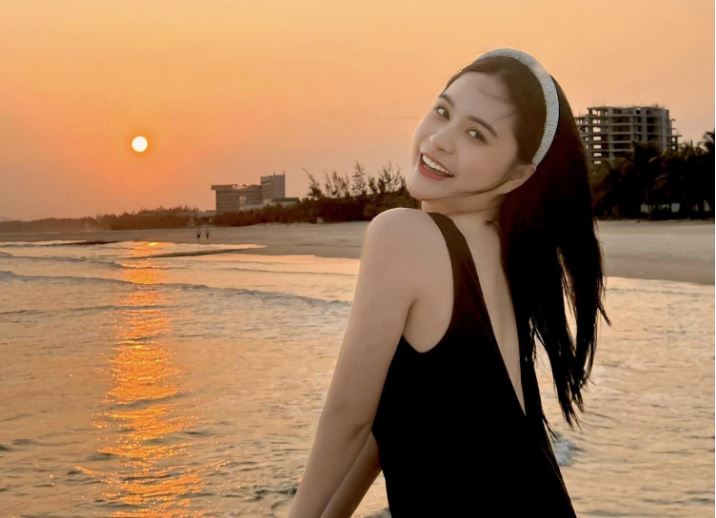 Nữ đại gia quận 7 Đoàn Di Băng đi biển cùng chồng, công thức ăn mặc nay thay đổi hệt Hari Won