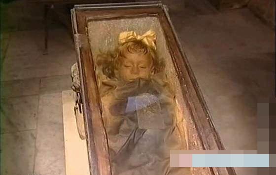 Thi thể bé gái xinh như búp bê được giữ nguyên vẹn trong quan tài thủy tinh suốt 83 năm