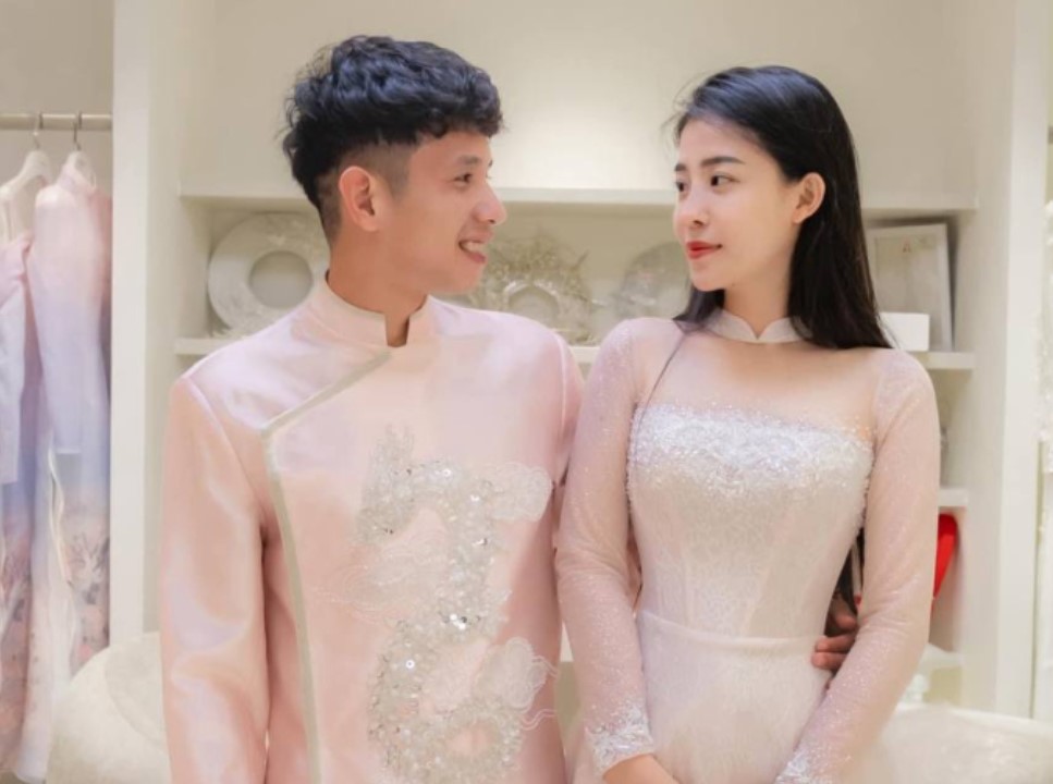 Nguyễn Phong Hồng Duy âm thầm chuẩn bị đám cưới với bạn gái hot girl, phản ứng của fan nữ chỉ một từ "sốc"