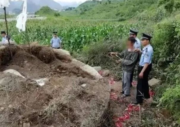 3 ngày liên tục mơ thấy vợ quá cố kêu cứu, người chồng quyết tâm bật nắp quan tài để tìm nguyên nhân