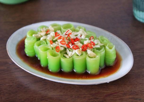 Cây này nhiều người chỉ ăn lá nhưng phần thân rất ngon, ngoài chợ không có mà mua, nấu lên giòn lại bổ mát