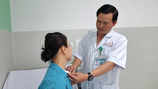 BS.CKII Thân Trọng Vũ khám cho bệnh nhân Hồ H.K trước khi xuất viện.