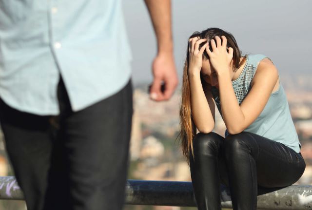 Nhìn thấy thứ trong điện thoại mà chồng cũ đưa, tâm trạng tôi dường như vỡ vụn