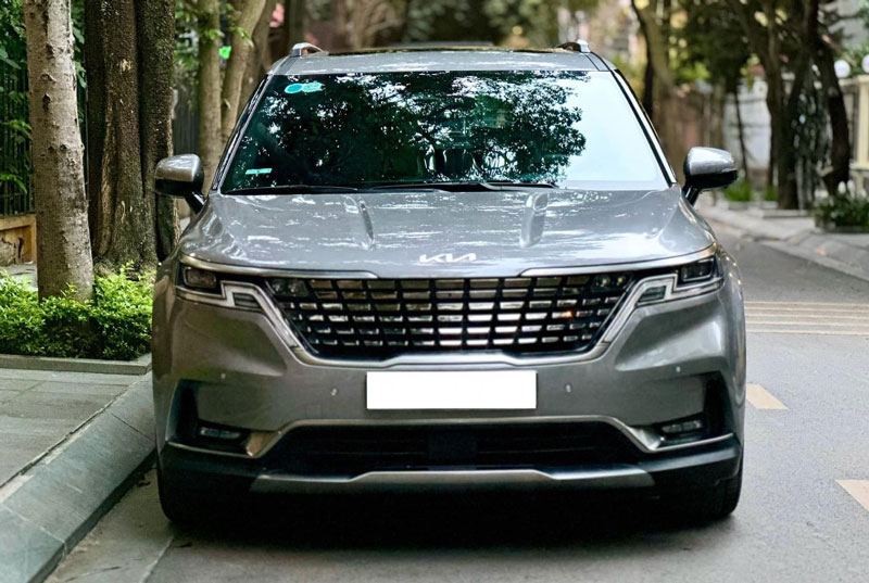 Sử dụng 3 năm, xe gia đình Kia Carnival cũ được chủ nhân bán lại với giá khó tin