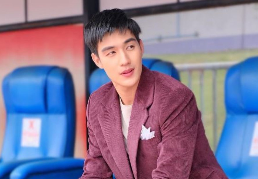 "Nam thần sân cỏ" Thái Lan gây sốt: Cao 1m82, có sống mũi "chơi cầu trượt", visual quá đỉnh khiến dân tình đổ rần rần