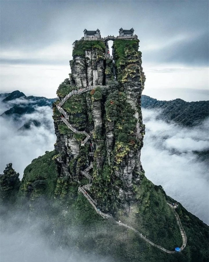 Cách đây vài trăm năm, trước khi con người có được sự trợ giúp của máy móc hạng nặng, người xưa đã có thể xây dựng được ngôi chùa trên đỉnh núi Phạn Tịnh cao 2.493 m, cũng là đỉnh cao nhất của dãy Vũ Lăng Sơn nổi tiếng ở Trung Quốc.