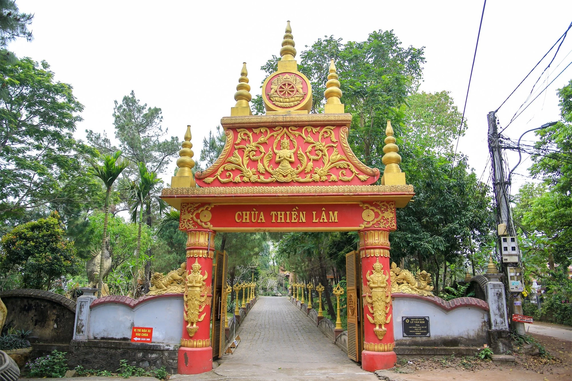 Từ cổng vào chùa, du khách đã ấn tượng với phong cách Phật giáo Nam tông, cùng với màu vàng chủ đạo.