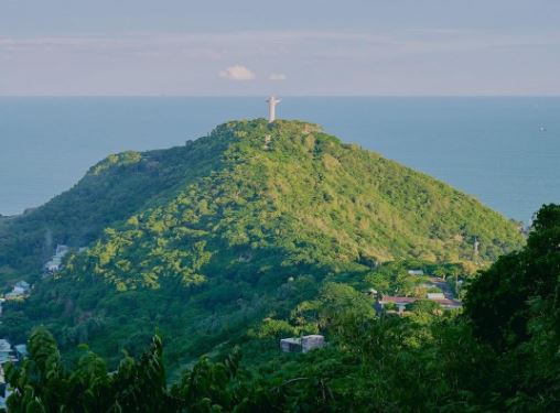 B&#xED; &#x1EA9;n h&#xE0;ng tr&#x103;m b&#x1EE9;c t&#x1B0;&#x1EE3;ng &#x111;&#x1EB7;t d&#x1ECD;c &#x111;&#x1B0;&#x1EDD;ng l&#xEA;n ng&#x1ECD;n n&#xFA;i g&#x1EAF;n li&#x1EC1;n v&#x1EDB;i chuy&#x1EC7;n t&#xEC;nh c&#x1EE7;a con vua Th&#x1EE7;y T&#x1EC1; &#x1EDF; V&#x169;ng T&#xE0;u