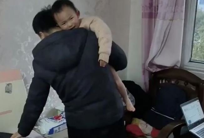 Chồng gọi điện khóc lóc than thở, nghe xong vợ vừa buồn vừa mừng trong lòng