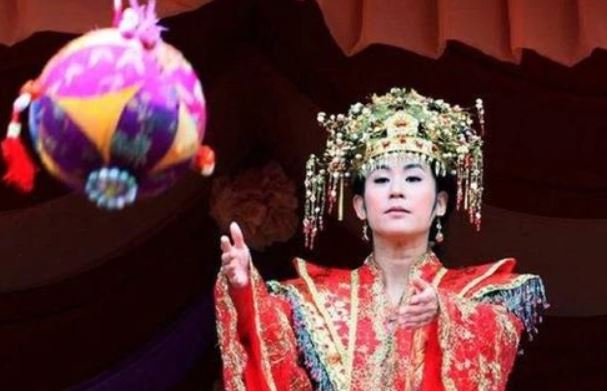 Tục ném tú cầu kén rể ở Trung Quốc: Sự thật phũ phàng khác xa phim ảnh!