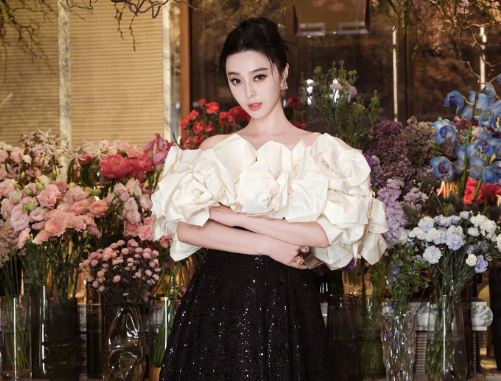 "Nữ thần hoa" đẹp yêu kiều tại đêm tiệc từ thiện, cam thường đèn xanh mờ ảo cũng không dìm được nhan sắc