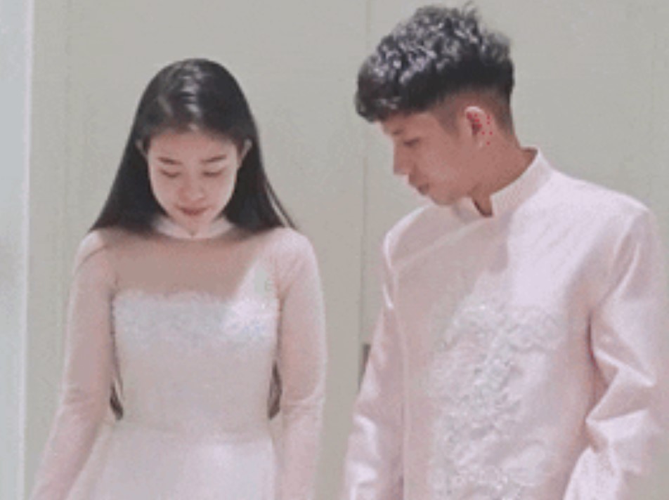 Cầu thủ Hồng Duy tình tứ bên ái nữ Tổng giám đốc công ty cao su, si mê ngắm nhìn nửa kia diện váy cô dâu trước đám cưới