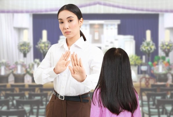 Mẹ cấm con gái đến đám tang bố nhưng vẫn dắt đến đòi nhà chồng cũ chia của hồi môn