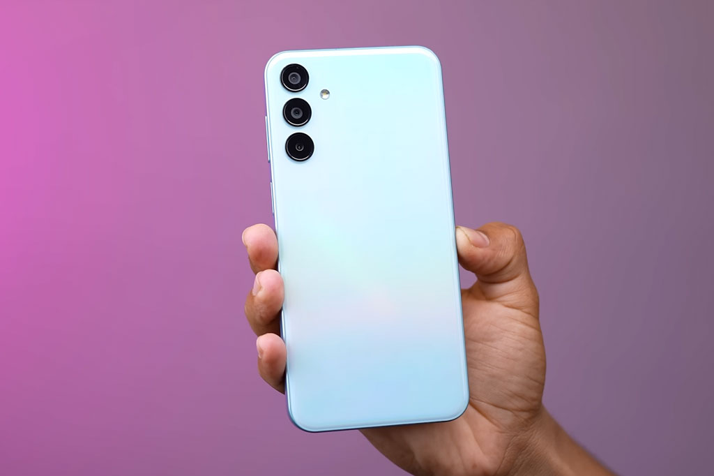 Trên tay smartphone Samsung với RAM 6 GB, pin 6.000 mAh, giá gần 4 triệu đồng