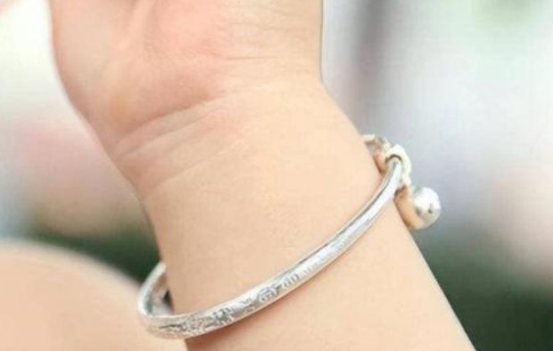 Đeo 'vòng tay bạc' lâu ngày có hút được chất độc ra khỏi cơ thể? Tại sao vòng tay bạc chuyển sang màu đen?