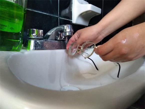 vệ sinh kính mắt, mẹo hai, cách là quần áo 