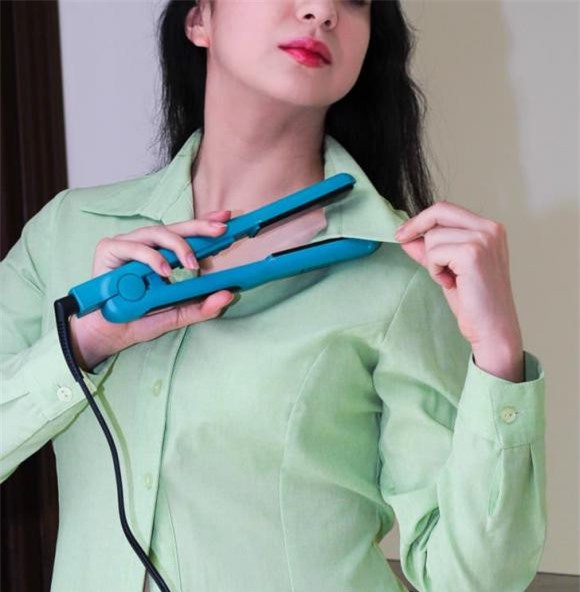 vệ sinh kính mắt, mẹo hai, cách là quần áo 