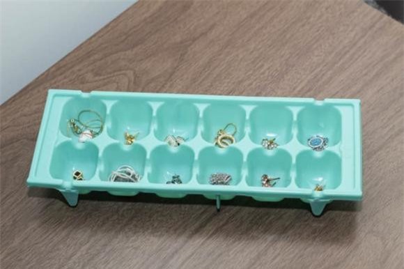 vệ sinh kính mắt, mẹo hai, cách là quần áo 