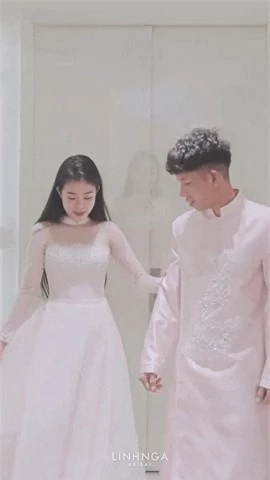 Mới đây, tiền vệ Nguyễn Phong Hồng Duy và bạn gái Phạm Thị Kiều Oanh đã cùng nhau đi thử đồ cưới, chuẩn bị cho ngày về chung một nhà sau hai năm công khai hẹn hò