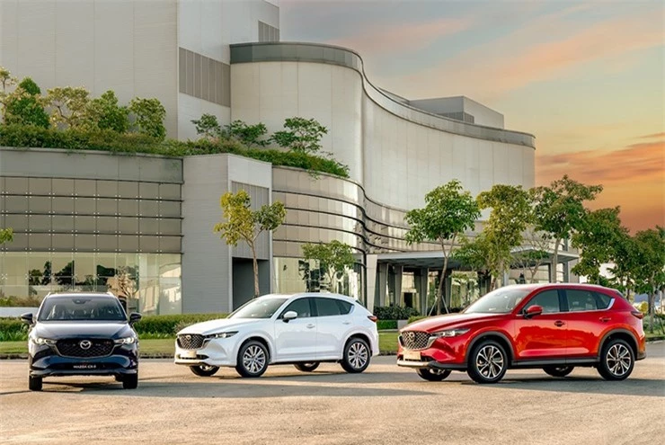 So với đại kình địch Honda CR-V, mẫu SUV Mazda CX-5 đang có giá lăn bánh hấp dẫn hơn rất nhiều để có thể thu hút đông đảo khách hàng Việt Nam. Mazda CX-5 lần đầu tiên được hãng xe Nhật Bản giới thiệu với thế giới vào năm 2012 để thay thế cho Mazda Tribute và Mazda CX-7, trở thành đối thủ cạnh tranh nặng ký nhất của Honda CR-V. Tới cuối năm 2016, thế hệ thứ 2 của mẫu SUV/Crossover này ra mắt và sau đó 1 năm, mẫu xe này cũng được THACO giới thiệu tới các khách hàng Việt Nam. Ngày 28/7/2019, phiên bản mới của Mazda CX-5 đã chính thức được THACO cho ra mắt tại thị trường Việt Nam. Mẫu xe này nhanh chóng vượt mặt Honda CR-V để thống trị phân khúc CUV trong năm 2021 và vị trí số 1 này tiếp tục được duy trì trong năm 2022. Trong top 10 mẫu ô tô bán chạy nhất năm, Mazda CX-5 dòng xe duy nhất của Mazda Việt Nam góp mặt. Giá lăn bánh Mazda CX-5 mới nhất đầu tháng 2/2024 rẻ bậc nhất phân khúc, có thể 'đè bẹp' Honda CR-V ảnh 1 Ngày 8/7/2023, phiên bản nâng cấp giữa vòng đời của Mazda CX-5 được THACO tung ra thị trường Việt Nam với giá bán được điều chỉnh thấp hơn đời cũ và có nhiều thay đổi tích cực. Mazda CX-5 2023 vẫn được lắp ráp tại nhà máy của hãng ở Quảng Nam. Xe có 3 phiên bản là Deluxe, Luxury và Premium với 6 tùy chọn màu sơn ngoại thất gồm: Deep Crystal Blue, Jet Black, Machine Grey, Snowflake White Pearl Mica, Soul Red Crystal Metallic, Platinum Quartz. Mazda CX-5 tại thị trường Việt Nam không chỉ cạnh tranh với Honda CR-V mà còn phải đối đầu với Toyota Corolla Cross, Peugeot 3008 và Hyundai Tucson… Tham khảo giá niêm yết và giá lăn bánh tạm tính của Mazda CX-5 mới nhất tháng 3/2024: Mẫu xe Giá niêm yết (triệu VNĐ) Giá lăn bánh tạm tính(triệu VNĐ) Ưu đãi Hà Nội TP.HCM Tỉnh/TP khác Mazda CX-5 2.0L Deluxe 759 872 857 838 - Mazda CX-5 2.0L Luxury 799 917 901 882 Mazda CX-5 2.0L Premium 839 962 945 926 Mazda CX-5 2.0 Premium Sport 859 984 967 948 Mazda CX-5 2.0 Premium Exclusive 879 1.006 989 970 Mazda CX-5 2.5L Signature Sport 979 1.118 1.099 1.080 Mazda CX-5 2.5L Signature Exclusive 999 1.141 1.121 1.102 *Lưu ý: giá lăn bánh trên chỉ mang tính chất tham khảo, giá chưa bao gồm khuyến mại tại đại lý, giá có thể thay đổi tùy theo khu vực và trang bị từng xe. Phiên bản nâng cấp Mazda CX-5 2023 vẫn có diện mạo trẻ trung và thể thao khi sử dụng ngôn ngữ thiết kế nổi tiếng KODO. Mẫu xe đối thủ của Honda CR-V có lưới tản nhiệt được mở rộng hơn 10 mm và có dạng tổ ong mới thay vì các thanh ngang như bản cũ. Ngoại hình của Mazda CX-5 2023 cuốn hút và hiện đại hơn nhờ có hệ thống đèn pha tinh chỉnh với đồ họa ánh sáng mới. Lưới tản nhiệt và đèn pha LED của xe trông liền mạch khi được liên kết với nhau thông qua cụm chrome sáng bóng. Nhà sản xuất cũng thiết kế lại cản va trước và đèn định vị ban ngày để giúp khu vực đầu xe hoàn thiện vẻ ngoài thể thao. Giá lăn bánh Mazda CX-5 mới nhất đầu tháng 2/2024 rẻ bậc nhất phân khúc, có thể 'đè bẹp' Honda CR-V ảnh 2 Ở bên hông, thân xe của Mazda CX-5 2023 có những đường gân dập trông khá khỏe khoắn. Mazda CX-5 2023 trông càng nổi bật với bộ mâm 5 chấu kép phun màu khói xám. Gương chiếu hậu của mẫu xe “chung mâm” với Honda CR-V còn được tích hợp đèn báo rẽ thiết kế bắt mắt và trang bị camera. Ở khu vực đuôi xe, Mazda CX-5 2023 có cặp đèn hậu mới được thiết kế chau chuốt hơn và dùng công nghệ LED hiện đại. Để tạo cái nhìn thể thao, cản sau của Mazda CX-5 2023 cũng được tinh chỉnh theo hướng thu gọn. Cặp ống xả của xe được làm mới có phần hiện đại và tinh tế hơn. Giá lăn bánh Mazda CX-5 mới nhất đầu tháng 2/2024 rẻ bậc nhất phân khúc, có thể 'đè bẹp' Honda CR-V ảnh 3 Bên trong cabin, Mazda CX-5 2023 gần như vẫn giống với đời cũ nhưng được hoàn thiện tốt hơn với nhiều chi tiết mạ chrome và ốp gỗ khá sang trọng. Đại kình địch của Honda CR-V được nhà sản xuất ô tô của Nhật Bản trang bị vô-lăng 3 chấu bọc da, mạ viền chrome và tích hợp nhiều nút điều khiển chức năng. Phía sau vô-lăng là màn hình màu mới ấn tượng hơn. Tất cả các ghế của Mazda CX-5 2023 đều được bọc da. Trong đó, ghế lái có thể chỉnh điện và hàng ghế sau khi cần gia tăng diện tích khoang chứa đồ có thể gập phẳng theo 4:2:4. Giá lăn bánh Mazda CX-5 mới nhất đầu tháng 2/2024 rẻ bậc nhất phân khúc, có thể 'đè bẹp' Honda CR-V ảnh 4 Mazda CX-5 2023 sở hữu loạt trang bị tiện ích hiện đại gồm: hệ thống điều khiển hành trình Cruise Control, cửa sổ trời chỉnh điện, cảm biến gạt mưa tự động, gương chống chói tự động, cửa kính chỉnh điện, chìa khóa thông minh, nút bấm khởi động, điều hòa tự động 2 vùng độc lập với cửa gió điều hòa ở chính giữa giúp hành khách ở ghế sau dễ dàng điều chỉnh độ mát không khí phù hợp. Mazda CX-5 2023 sử dụng động cơ xăng SkyActiv-G với 2 tùy chọn dung tích 2.0L và 2.5L. Trong đó, tùy chọn động cơ 2.0L tạo ra công suất tối đa 154 mã lực và mô-men xoắn cực đại 200 Nm, trong khi động cơ 2.5L có công suất 188 mã lực và mô-men xoắn 252 Nm. Giá lăn bánh Mazda CX-5 mới nhất đầu tháng 2/2024 rẻ bậc nhất phân khúc, có thể 'đè bẹp' Honda CR-V ảnh 5 Kỳ phùng địch thủ của Honda CR-V còn được trang bị tính năng G-Vectoring Control Plus mới. Đây là phiên bản nâng cấp của hệ thống GVC trước đó với một cách tiếp cận mới để kiểm soát động lực học, không chỉ can thiệp vào động cơ mà còn cả hệ thống phanh để tăng cường hiệu suất xử lý. Các trang bị an toàn mà Mazda CX-5 2023 sở hữu hoàn toàn không kém cạnh gì Honda CR-V với 6 túi khí, phanh tay điện tử với tính năng giữ phanh tự động Auto Hold, kiểm soát lực kéo, hỗ trợ khởi hành ngang dốc, cảm biến đỗ xe trước/sau, cảnh báo lệch làn đường, cảnh báo phương tiện cắt ngang phía sau, cảnh báo điểm mù, camera 360 độ. Đặc biệt, CX-5 2023 còn có hệ thống an toàn cao cấp i-Activsense thế hệ mới. Chi tiết ‘kẻ soán ngôi’ Honda Air Blade vừa ra mắt: Thiết kế mê ly, giá 32 triệu đồng rẻ như Vision Xe máy Chi tiết ‘kẻ soán ngôi’ Honda Air Blade vừa ra mắt: Thiết kế mê ly, giá 32 triệu đồng rẻ như Vision 2 ngày trước Tin xe hot 18/3: Honda chuẩn bị ra mắt ‘kẻ thay thế’ Air Blade, thiết kế đẹp mắt lu mờ cả SH Xe máy Tin xe hot 18/3: Honda chuẩn bị ra mắt ‘kẻ thay thế’ Air Blade, thiết kế đẹp mắt lu mờ cả SH 2 ngày trước Yamaha ra mắt ‘ông hoàng’ xe số giá 21 triệu đồng: Xịn hơn Honda Wave Alpha, thiết kế tuyệt đẹp Xe máy Yamaha ra mắt ‘ông hoàng’ xe số giá 21 triệu đồng: Xịn hơn Honda Wave Alpha, thiết kế tuyệt đẹp 3 ngày trước ảnh 1