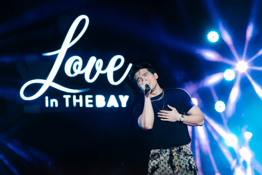 Ca sĩ Quốc Thiên trên sân khấu “Love in the Bay” by Ambassador Cruise