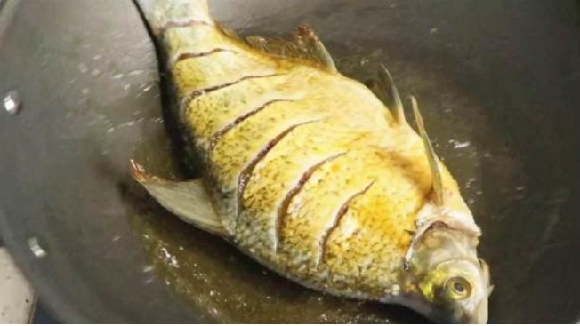 Cho dù bạn đang chiên loại cá nào đi chăng nữa, việc đổ dầu ở bước đầu tiên là sai lầm! Nắm vững ba thủ thuật, cá hoàn toàn không dính và da không bị nát