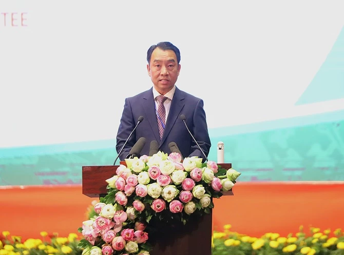 Chủ tịch UBND tỉnh Vĩnh Long Lữ Quang Ngời phát biểu tại hội nghị 