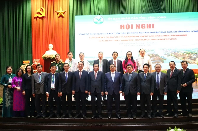 Thủ tướng Chính phủ Phạm Minh Chính với các đại biểu dự Hội nghị công bố Quy hoạch tỉnh Vĩnh Long.  