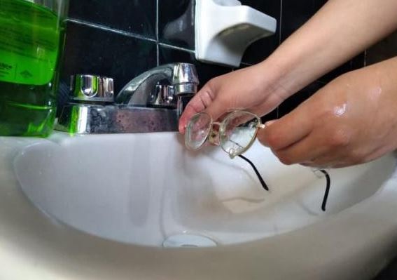 Cách vệ sinh kính mắt bằng thủ thuật rẻ tiền và mẹo hay giúp cuộc sống của bạn nhẹ nhàng hơn
