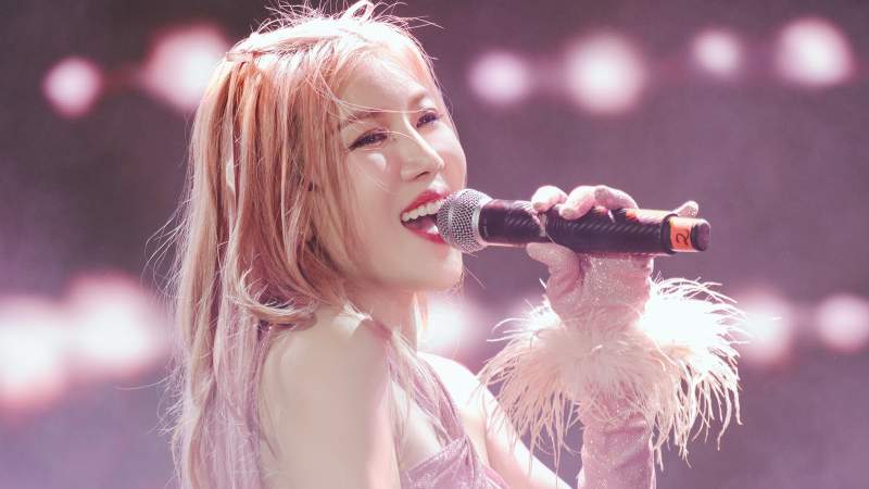 Trang Pháp trình diễn hết mình tại sự kiện với hàng ngàn sinh viên, ngày càng hút fan trẻ