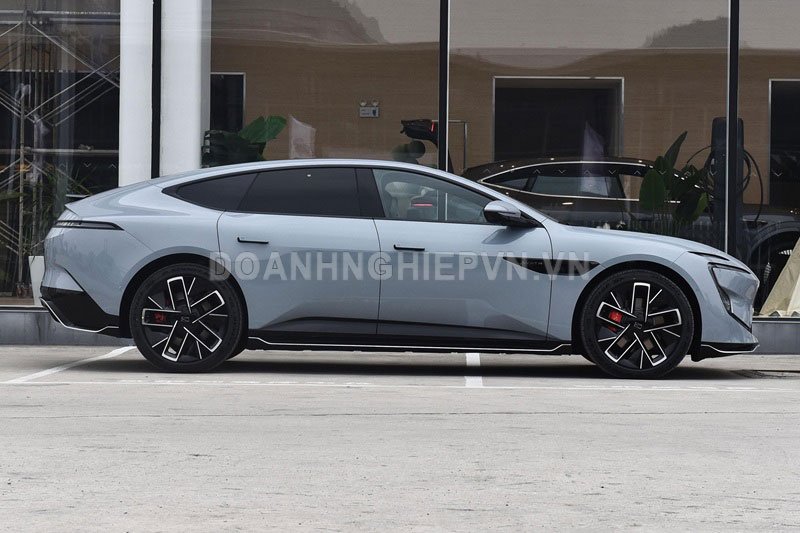 Xe hơi dài hơn 5 mét, công suất 578 mã lực, giá gần 1 tỷ đồng, khách hàng thi nhau chốt đơn