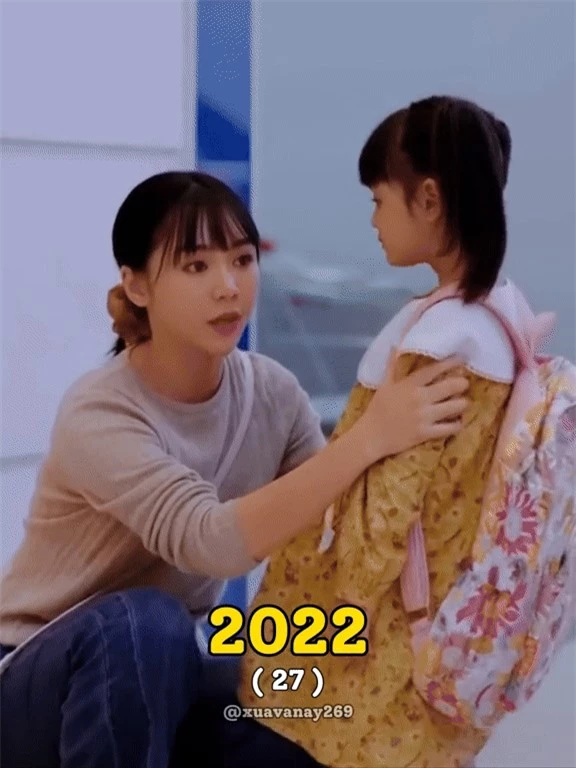 Thời điểm 2022, Quỳnh Kool tham gia khá nhiều dự án phim, theo đuổi phong cách đơn giản, kiểu makeup nhẹ nhàng cũng giúp cô tôn lên vẻ nữ tính 
