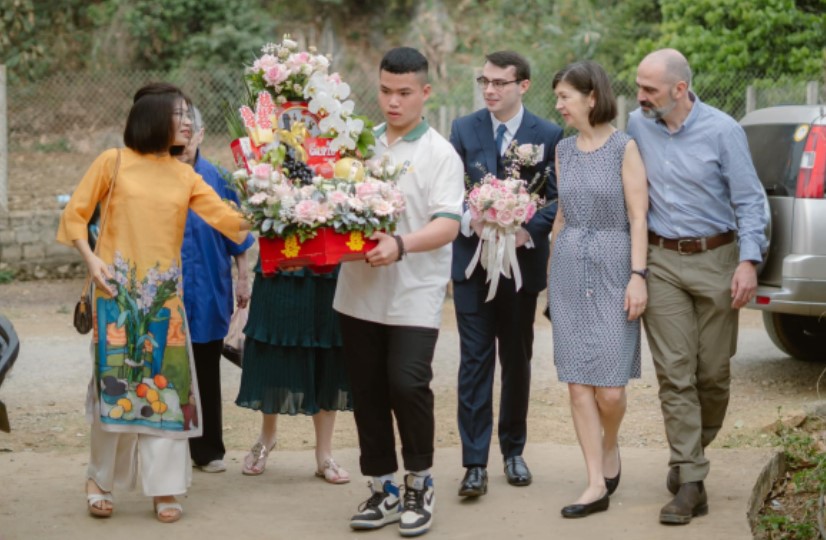 &#x110;&#xE1;m c&#x1B0;&#x1EDB;i &#x111;&#x1EB7;c bi&#x1EC7;t c&#x1EE7;a c&#xF4; g&#xE1;i d&#xE2;n t&#x1ED9;c Th&#xE1;i v&#xE0; ch&#xFA; r&#x1EC3; M&#x1EF9;: B&#x1ED1; m&#x1EB9; ch&#x1ED3;ng nh&#x1EAD;p gia t&#xF9;y t&#x1EE5;c, b&#xE0;n chuy&#x1EC7;n c&#x1B0;&#x1EDB;i ch&#x1EC9; trong 1 cu&#x1ED9;c &#x111;i&#x1EC7;n tho&#x1EA1;i