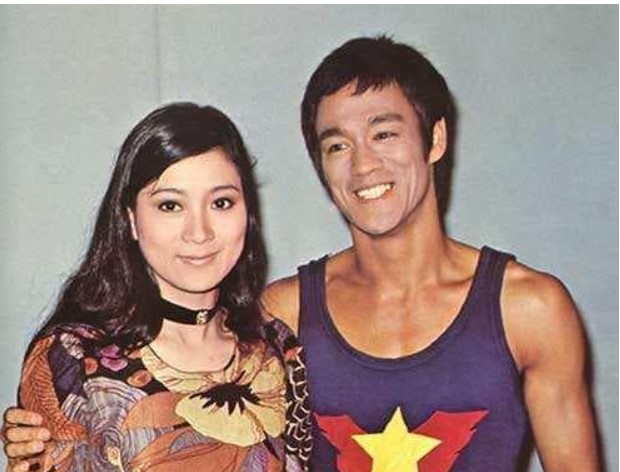 Lý Tiểu Long chết trên giường của cô, để thoát khỏi sự chửi bới của người hâm mộ, cô kết hôn với ông trùm xã hội đen khét tiếng Hong Kong