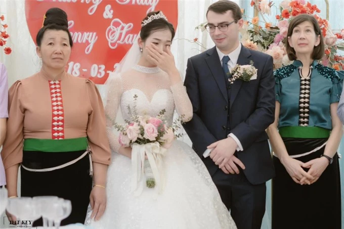 Đám cưới đặc biệt của cô gái dân tộc Thái và chú rể Mỹ: Bố mẹ chồng nhập gia tùy tục, bàn chuyện cưới chỉ trong 1 cuộc điện thoại