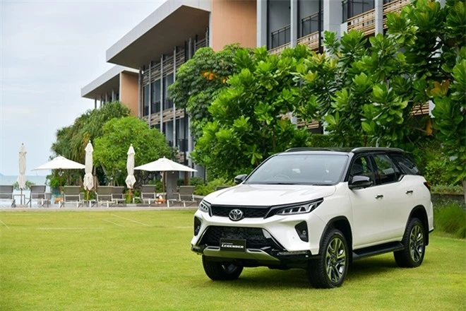 Giá lăn bánh Toyota Fortuner 3/2024 rẻ khó đỡ