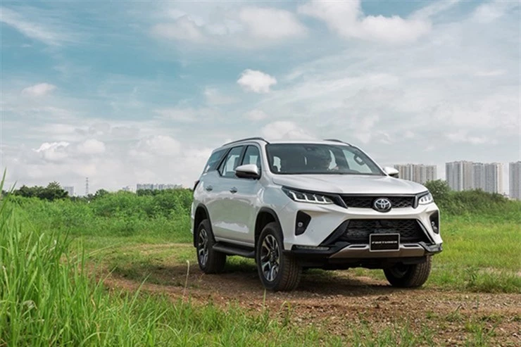 Giá lăn bánh Toyota Fortuner cuối tháng 2/2024 rẻ khó đỡ, gạt giò Ford Everest và Hyundai Santa Fe ảnh 2