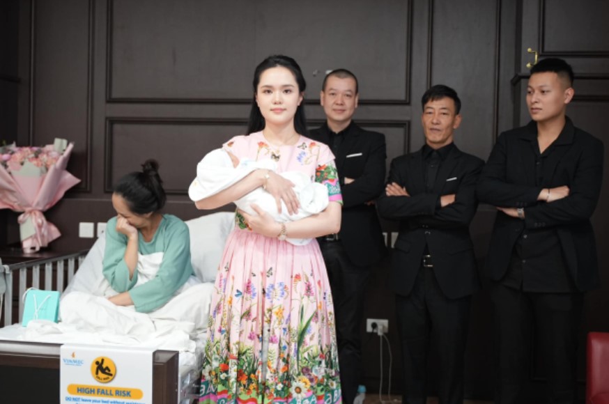 Vợ Duy Mạnh lên đồ như "tổng tài", mang theo vệ sĩ vào thăm chị gái mới sinh con, khiến mẹ bỉm cười suýt bục vết mổ