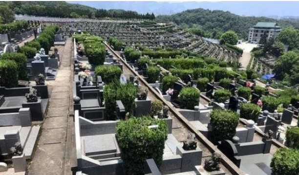 Ý nghĩa của câu nói: “Trong mộ có lỗ dành cho người nghèo, nhưng ba thứ bên nấm mồ sinh ra người giàu”, ba thứ đó là gì?